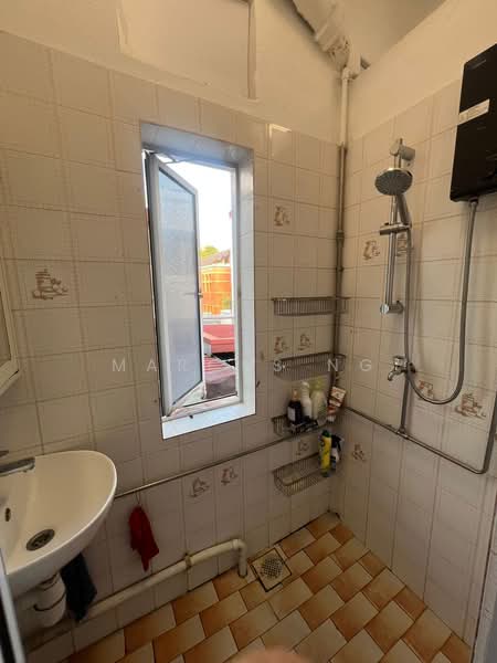 77 Seng Poh Road, 77 Seng Poh Road, Room Rental, 100 sqft, HDB Flat For Rent, by Marcus Ng, 500180377 - Bathroom - PropertyGuru.com.sg
