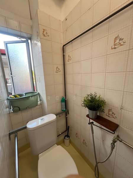 77 Seng Poh Road, 77 Seng Poh Road, Room Rental, 100 sqft, HDB Flat For Rent, by Marcus Ng, 500180377 - Bathroom - PropertyGuru.com.sg