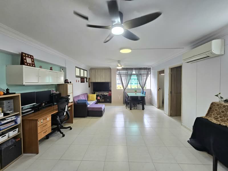 733 Jurong West Street 73, 733 Jurong West Street 73, 3 Bedrooms, 1,119 sqft, HDB Flat For Sale, by Eric Yeep, 500180393 - Living Room - PropertyGuru.com.sg