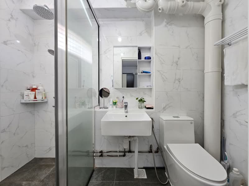 733 Jurong West Street 73, 733 Jurong West Street 73, 3 Bedrooms, 1,119 sqft, HDB Flat For Sale, by Eric Yeep, 500180393 - Bathroom - PropertyGuru.com.sg