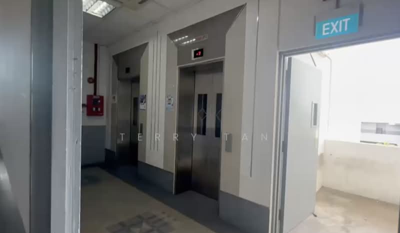 Heng Loong Building, 61 Bukit Batok Crescent, 1,927 sqft, Light Industrial (B1) For Rent, by Terry Tan, 500180395 - Corridor - CommercialGuru.com.sg
