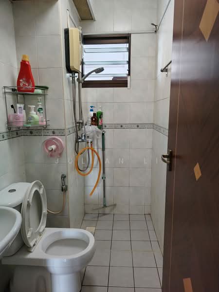 90 Tanglin Halt Road, 90 Tanglin Halt Road, Room Rental, 150 sqft, HDB Flat For Rent, by Julian Li, 500180425 - Bathroom - PropertyGuru.com.sg