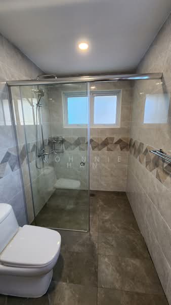 jalan sampurna, Jalan Sampurna, 5 Bedrooms, 5,000 sqft, Detached House For Rent, by Johnnie Han, 500180446 - Master Bathroom - PropertyGuru.com.sg