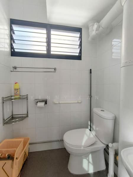520 Bedok North Avenue 1, 520 Bedok North Avenue 1, Room Rental, 100 sqft, HDB Flat For Rent, by Kenny Kan, 500180452 - Bathroom - PropertyGuru.com.sg
