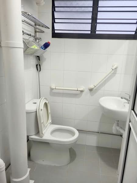 547 Bedok North Street 3, 547 Bedok North Street 3, Room Rental, 100 sqft, HDB Flat For Rent, by Kenny Kan, 500180458 - Bathroom - PropertyGuru.com.sg