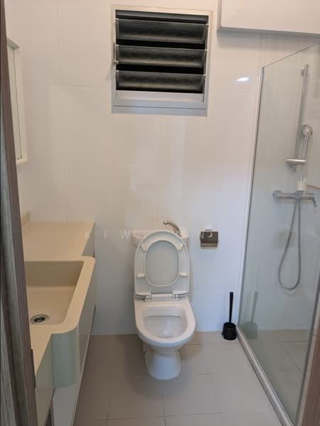 435C Bukit Batok West Avenue 5, 435C Bukit Batok West Avenue 5, 3 Bedrooms, 1,216 sqft, HDB Flat For Rent, by Kiwi Ong, 500180467 - Bathroom - PropertyGuru.com.sg