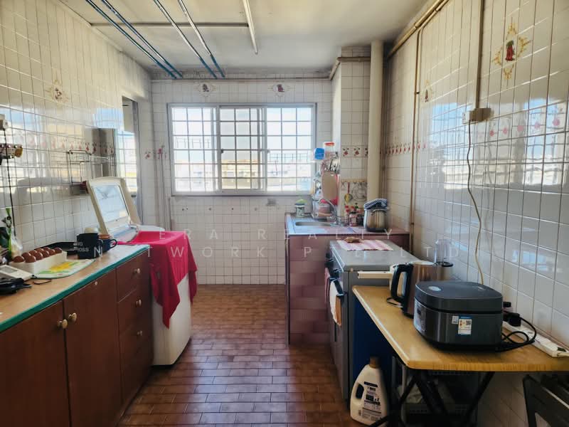 132 Bedok Reservoir Road, 132 Bedok Reservoir Road, 3 Bedrooms, 904 sqft, HDB Flat For Sale, by MARTIN, 500180492 - Kitchen - PropertyGuru.com.sg