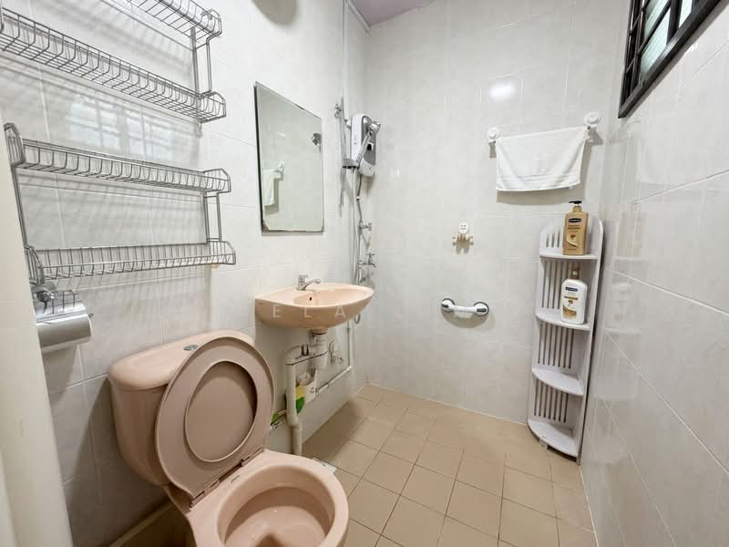 250 Yishun Avenue 9, 250 Yishun Avenue 9, 3 Bedrooms, 904 sqft, HDB Flat For Sale, by Aela Lim, 500180512 - Bathroom - PropertyGuru.com.sg