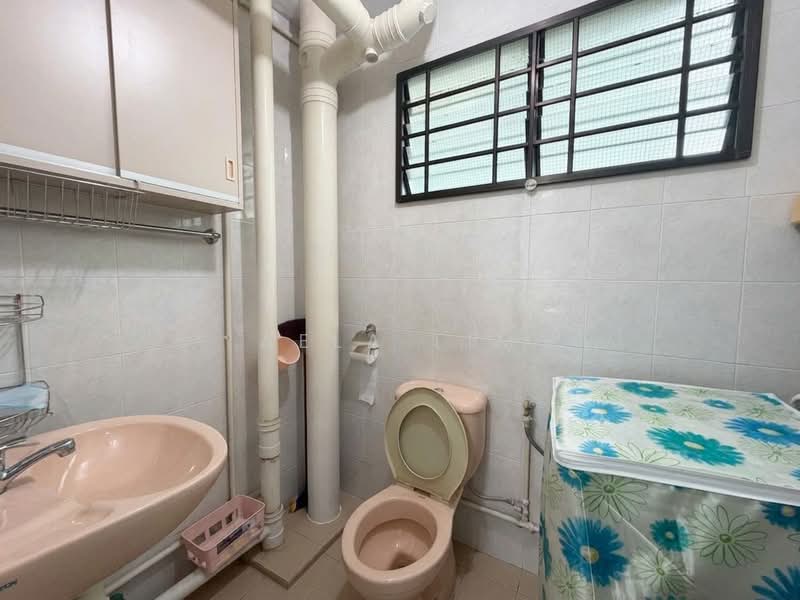 250 Yishun Avenue 9, 250 Yishun Avenue 9, 3 Bedrooms, 904 sqft, HDB Flat For Sale, by Aela Lim, 500180512 - Bathroom - PropertyGuru.com.sg