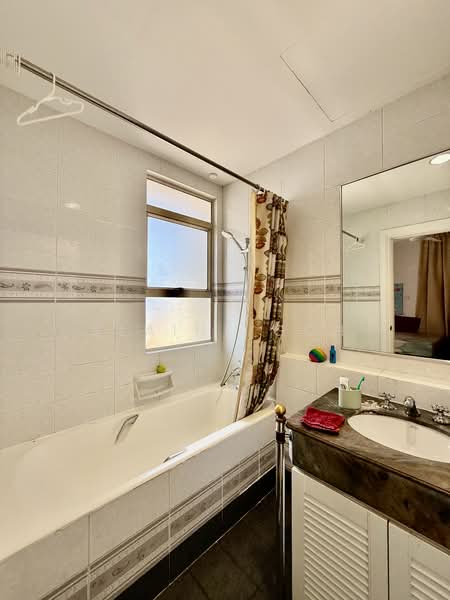 Leonie Condotel, 2 Leonie Hill Road, 4 Bedrooms, 2,715 sqft, Condominium For Rent, by Elaine Goh, 500180513 - Bathroom - PropertyGuru.com.sg