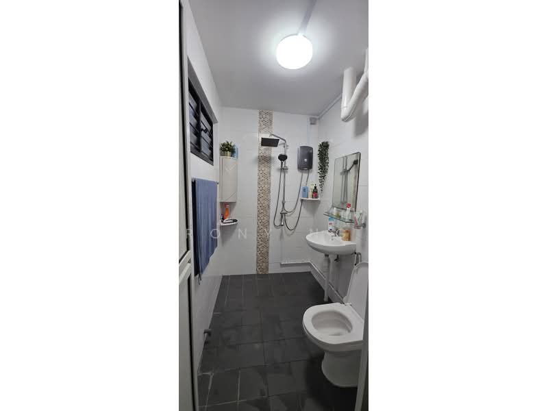 338 Ubi Avenue 1, 338 Ubi Avenue 1, 3 Bedrooms, 1,119 sqft, HDB Flat For Sale, by Rony Ng, 500180554 - Bathroom - PropertyGuru.com.sg