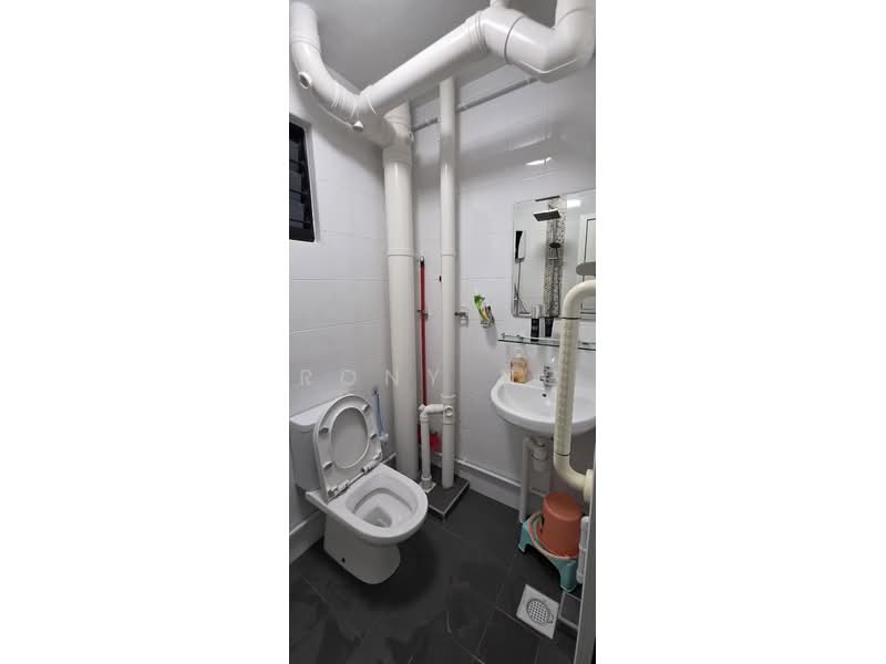338 Ubi Avenue 1, 338 Ubi Avenue 1, 3 Bedrooms, 1,119 sqft, HDB Flat For Sale, by Rony Ng, 500180554 - Bathroom - PropertyGuru.com.sg