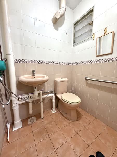 457 Ang Mo Kio Avenue 10, 457 Ang Mo Kio Avenue 10, 2 Bedrooms, 796 sqft, HDB Flat For Sale, by Liyana Manhuri, 500180559 - Bathroom - PropertyGuru.com.sg