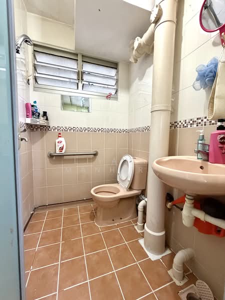 457 Ang Mo Kio Avenue 10, 457 Ang Mo Kio Avenue 10, 2 Bedrooms, 796 sqft, HDB Flat For Sale, by Liyana Manhuri, 500180559 - Bathroom - PropertyGuru.com.sg