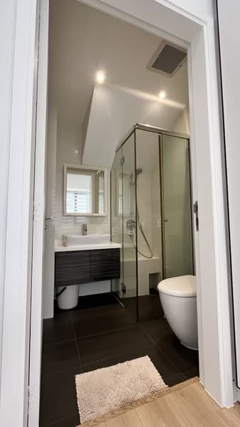 RV Edge, 2 Shanghai Road, 2 Bedrooms, 829 sqft, Condominium For Rent, by ReAnne Leu, 500180574 - Bathroom - PropertyGuru.com.sg