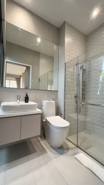 RV Edge, 2 Shanghai Road, 2 Bedrooms, 829 sqft, Condominium For Rent, by ReAnne Leu, 500180574 - Bathroom - PropertyGuru.com.sg