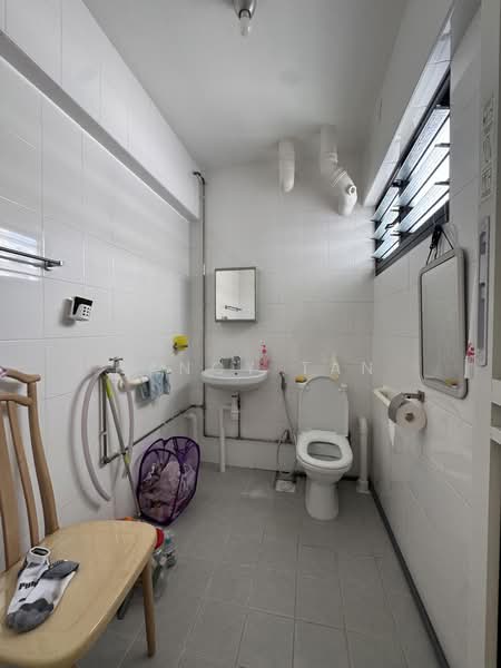 516 Jurong West Street 52, 516 Jurong West Street 52, 2 Bedrooms, 797 sqft, HDB Flat For Sale, by Nancy Tan, 500180586 - Bathroom - PropertyGuru.com.sg