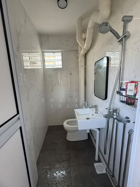 132 Simei Street 1, 132 Simei Street 1, 2 Bedrooms, 688 sqft, HDB Flat For Sale, by Khairul Jalal, 500180599 - Bathroom - PropertyGuru.com.sg