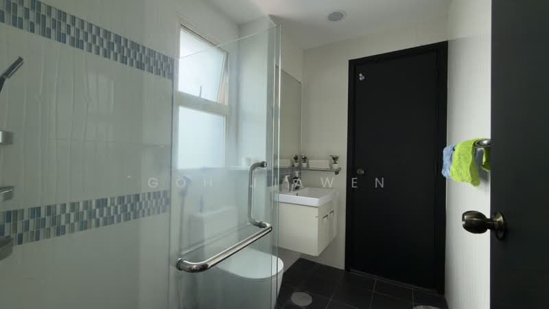 Up to 7 Bedroom Terrace Landed, Convenient back gate to bus stop, , 7 Bedrooms, 3,180 sqft, Terraced House For Sale, by Goh Jiawen, 500180649 - Bathroom - PropertyGuru.com.sg