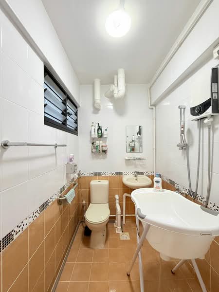 907 Tampines Avenue 4, 907 Tampines Avenue 4, 2 Bedrooms, 786 sqft, HDB Flat For Sale, by James Yeo, 500180651 - Bathroom - PropertyGuru.com.sg