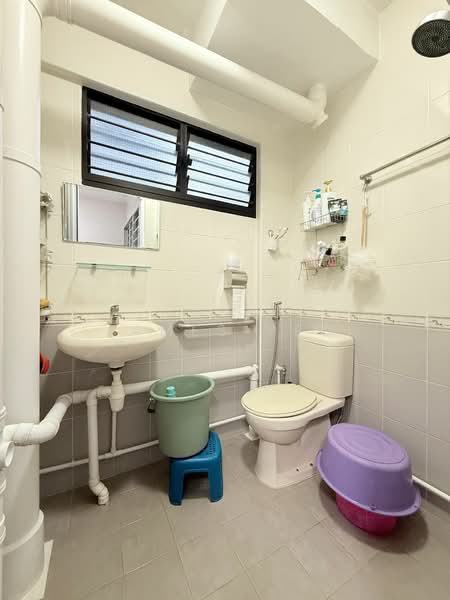 907 Tampines Avenue 4, 907 Tampines Avenue 4, 2 Bedrooms, 786 sqft, HDB Flat For Sale, by James Yeo, 500180651 - Bathroom - PropertyGuru.com.sg