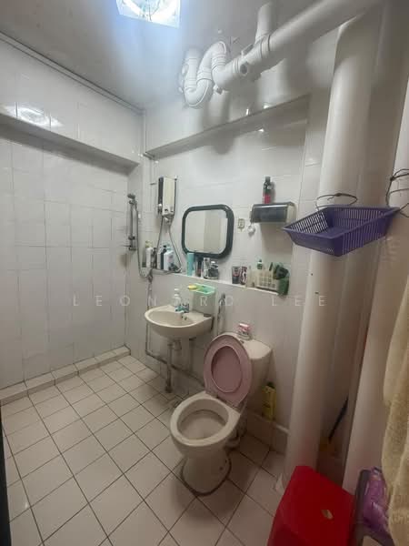 574 Hougang Street 51, 574 Hougang Street 51, 3 Bedrooms, 1,076 sqft, HDB Flat For Sale, by Leonard Lee, 500180655 - Bathroom - PropertyGuru.com.sg