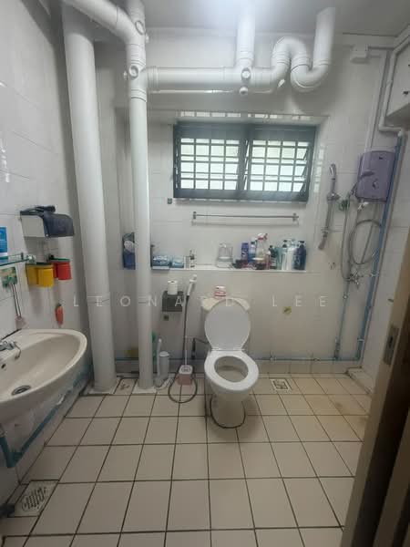574 Hougang Street 51, 574 Hougang Street 51, 3 Bedrooms, 1,076 sqft, HDB Flat For Sale, by Leonard Lee, 500180655 - Bathroom - PropertyGuru.com.sg