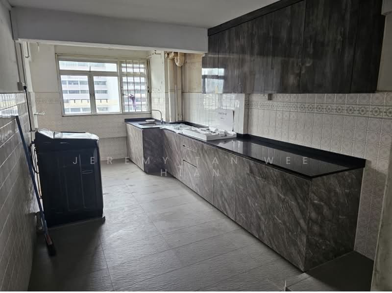 214 Lorong 8 Toa Payoh, 214 Lorong 8 Toa Payoh, 2 Bedrooms, 882 sqft, HDB Flat For Sale, by Jeremy Tan Wee Hian, 500180684 - Kitchen - PropertyGuru.com.sg