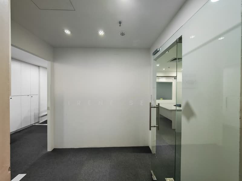 International Plaza, 10 Anson Road, 120 sqft, Office For Rent, by Irene Seah, 500180699 - Main Entrance. Room for rent is on right - CommercialGuru.com.sg