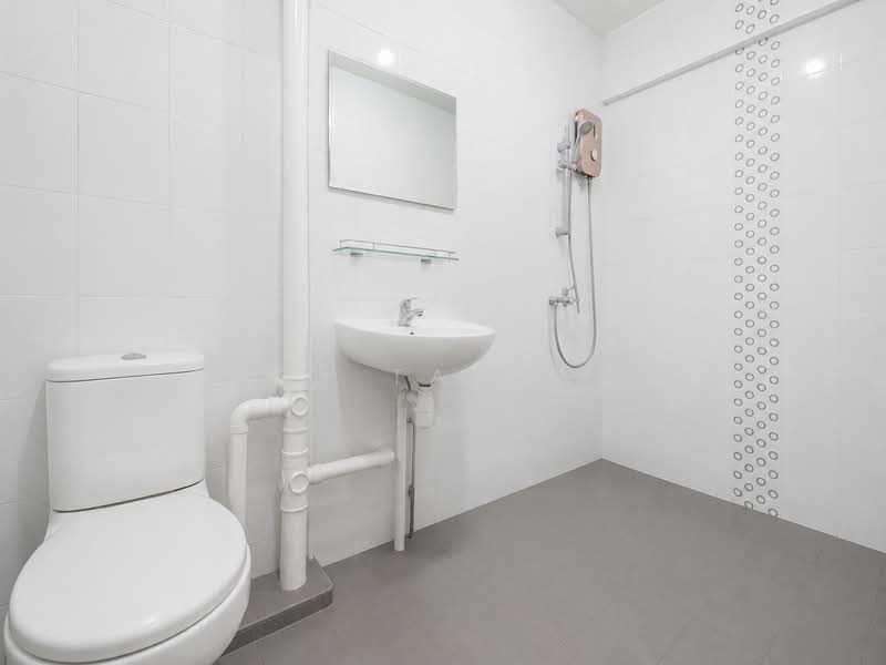 452 Jurong West Street 42, 452 Jurong West Street 42, 3 Bedrooms, 1,432 sqft, HDB Flat For Sale, by Andy Tan 陈志豪, 500180714 - Bathroom - PropertyGuru.com.sg