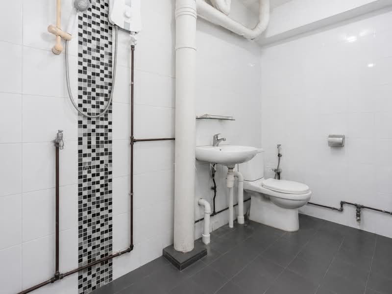 452 Jurong West Street 42, 452 Jurong West Street 42, 3 Bedrooms, 1,432 sqft, HDB Flat For Sale, by Andy Tan 陈志豪, 500180714 - Bathroom - PropertyGuru.com.sg