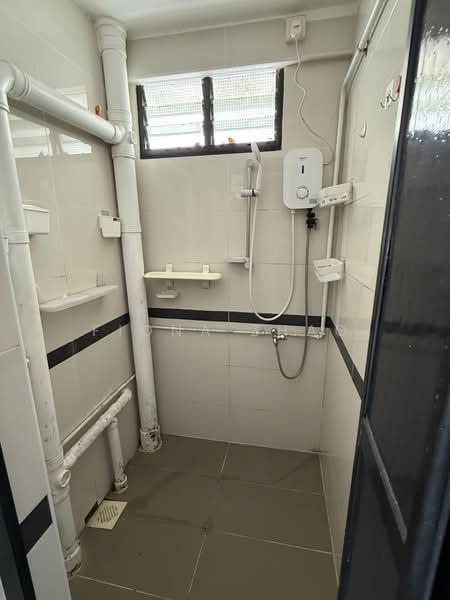 61 Lorong 5 Toa Payoh, 61 Lorong 5 Toa Payoh, 3 Bedrooms, 670 sqft, HDB Flat For Rent, by Fiona Zhao, 500180734 - Bathroom - PropertyGuru.com.sg