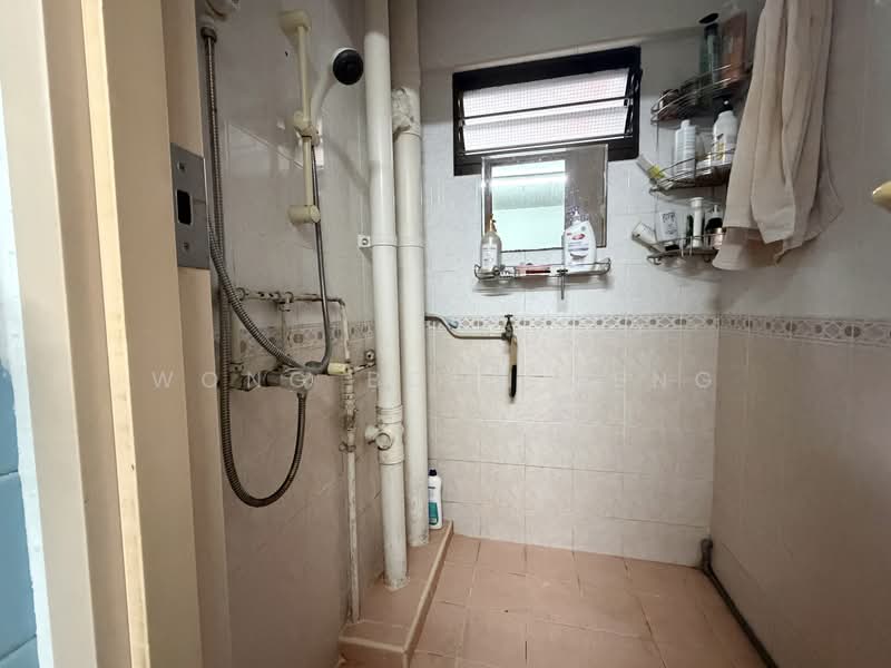 123 Lorong 1 Toa Payoh, 123 Lorong 1 Toa Payoh, 2 Bedrooms, 721 sqft, HDB Flat For Sale, by Wong Boon Keng, 500180781 - Bathroom - PropertyGuru.com.sg