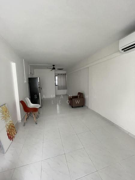 124 Hougang Avenue 1, 124 Hougang Avenue 1, Hougang / Punggol / Sengkang, Room Rental, 300 sqft, HDB Flat For Rent, by Samantha Leow, 500180802 - Living Room - PropertyGuru.com.sg