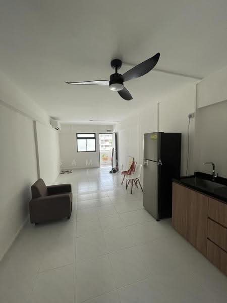 124 Hougang Avenue 1, 124 Hougang Avenue 1, Hougang / Punggol / Sengkang, Room Rental, 300 sqft, HDB Flat For Rent, by Samantha Leow, 500180802 - Living Room - PropertyGuru.com.sg
