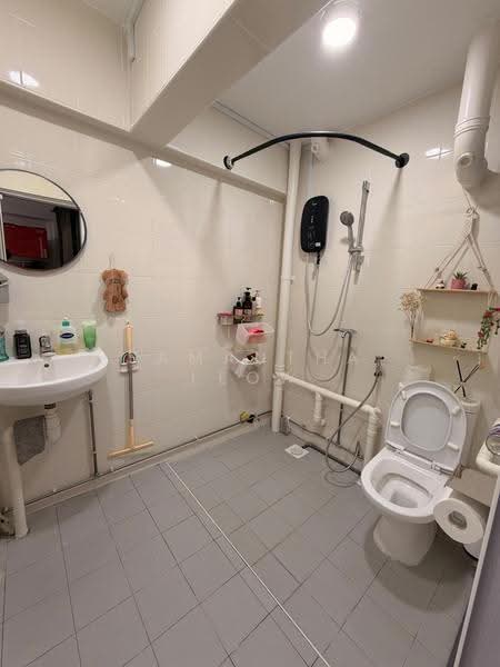 124 Hougang Avenue 1, 124 Hougang Avenue 1, Hougang / Punggol / Sengkang, Room Rental, 300 sqft, HDB Flat For Rent, by Samantha Leow, 500180802 - Bathroom - PropertyGuru.com.sg