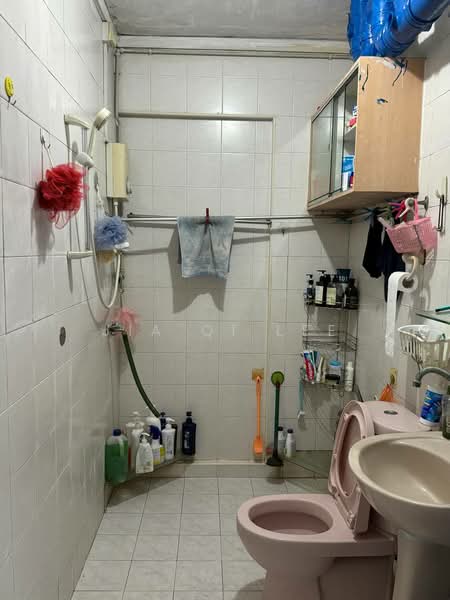 543 Jelapang Road, 543 Jelapang Road, Room Rental, 150 sqft, HDB Flat For Rent, by Jia Qi Lee, 500180818 - Bathroom - PropertyGuru.com.sg