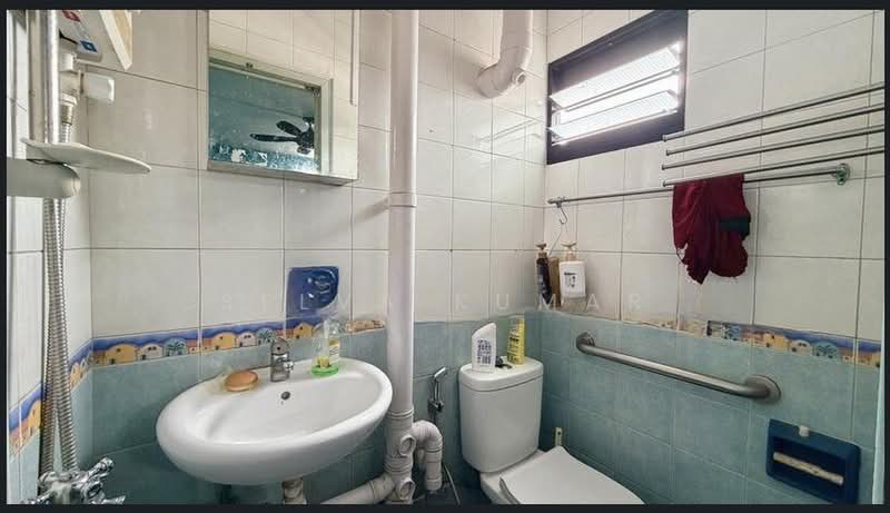215 Ang Mo Kio Avenue 1, 215 Ang Mo Kio Avenue 1, 3 Bedrooms, 1,000 sqft, HDB Flat For Sale, by Selva Kumar, 500180839 - Bathroom - PropertyGuru.com.sg