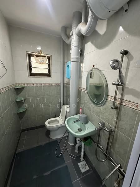 126 Pending Road, 126 Pending Road, 3 Bedrooms, 1,119 sqft, HDB Flat For Rent, by Siti Nurjana Binte Oyong, 500180842 - Bathroom - PropertyGuru.com.sg