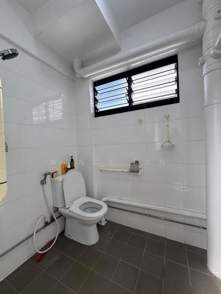516 Jurong West - 3 room hdb, Jurong West at 52, 2 Bedrooms, 797 sqft, HDB Flat For Sale, by Nancy Tan, 500180875 - Bathroom - PropertyGuru.com.sg