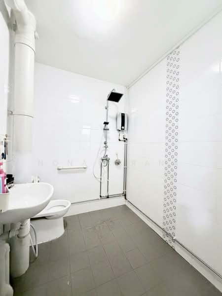 141 Bukit Batok Street 11, 141 Bukit Batok Street 11, 3 Bedrooms, 1,614 sqft, HDB Flat For Sale, by Nona Kirana, 500180913 - Bathroom - PropertyGuru.com.sg