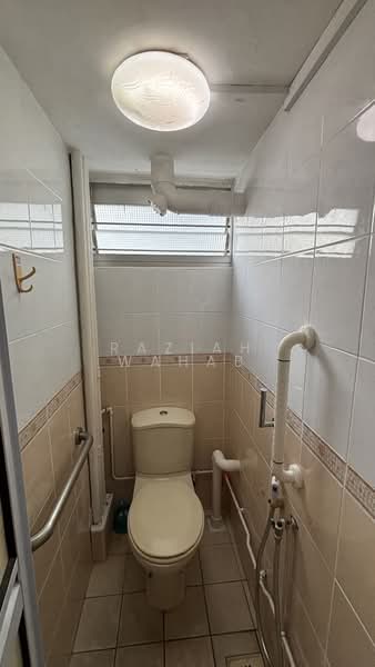 4 Haig Road, 4 Haig Road, 2 Bedrooms, 721 sqft, HDB Flat For Sale, by Raziah Wahab, 500180953 - Bathroom - PropertyGuru.com.sg