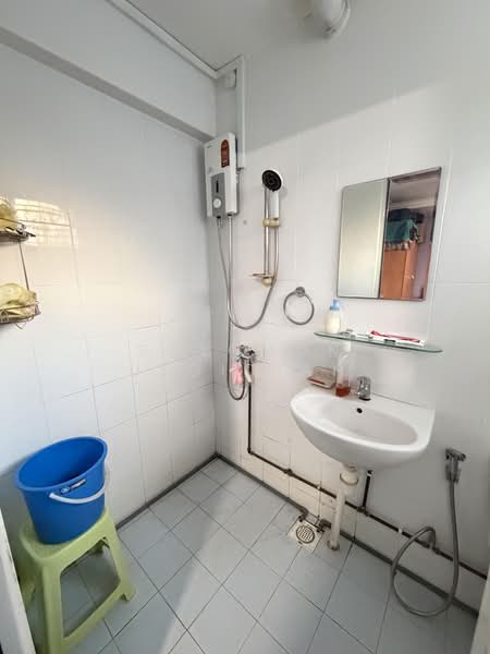 325 Bukit Batok Street 33, 325 Bukit Batok Street 33, 3 Bedrooms, 904 sqft, HDB Flat For Sale, by Solomon Jedidiah, 500180981 - Bathroom - PropertyGuru.com.sg