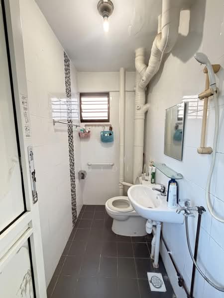 325 Bukit Batok Street 33, 325 Bukit Batok Street 33, 3 Bedrooms, 904 sqft, HDB Flat For Sale, by Solomon Jedidiah, 500180981 - Bathroom - PropertyGuru.com.sg
