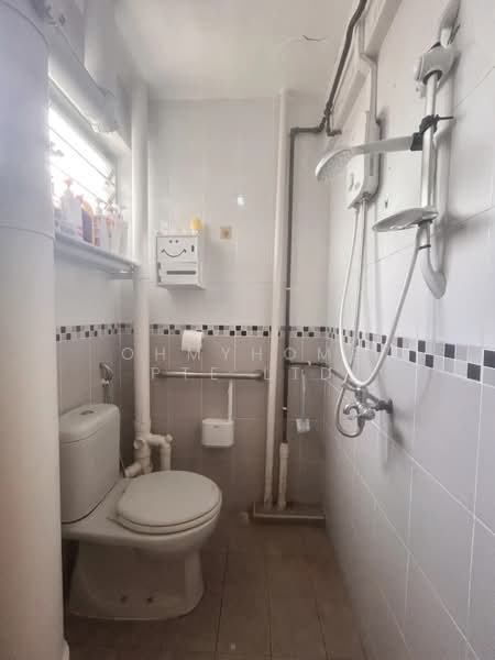 733 Yishun Avenue 5, 733 Yishun Avenue 5, 4 Bedrooms, 1,302 sqft, HDB Flat For Sale, by KEE PENG HAR, 500180986 - Bathroom - PropertyGuru.com.sg