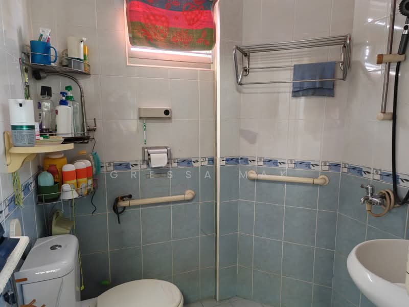 211 Jurong East Street 21, 211 Jurong East Street 21, 3 Bedrooms, 1,011 sqft, HDB Flat For Sale, by Gressa Mak, 500180990 - Bathroom - PropertyGuru.com.sg