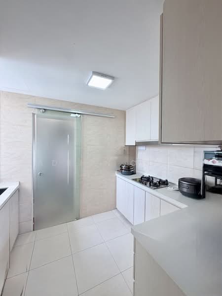 The Lakeshore, 31 Jurong West Street 41, 4 Bedrooms, 1,927 sqft, Condominium For Sale, by Adrian Chay, 500181014 - Kitchen - PropertyGuru.com.sg