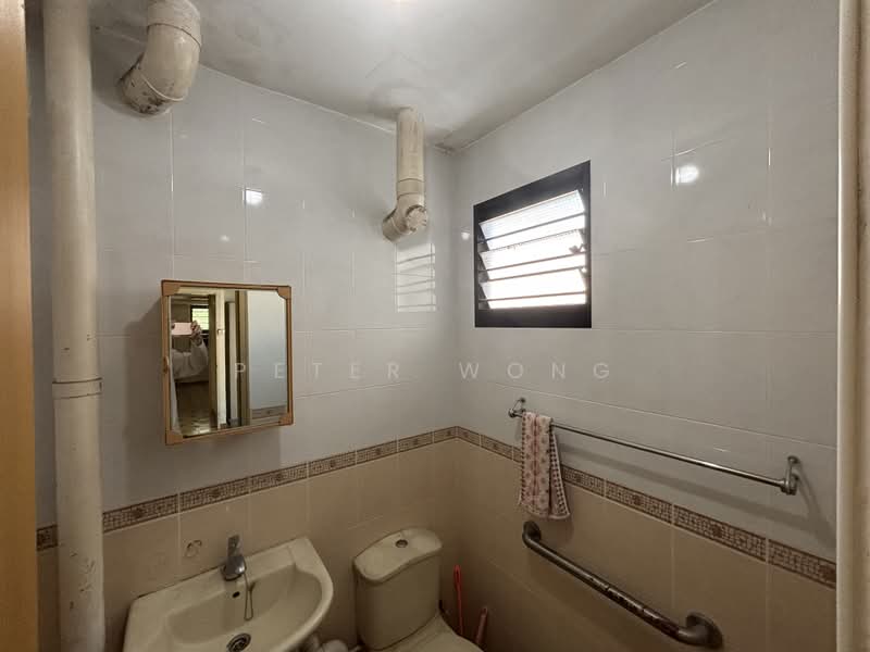 319 Clementi Avenue 4, 319 Clementi Avenue 4, 2 Bedrooms, 721 sqft, HDB Flat For Sale, by Peter Wong, 500181018 - Bathroom - PropertyGuru.com.sg