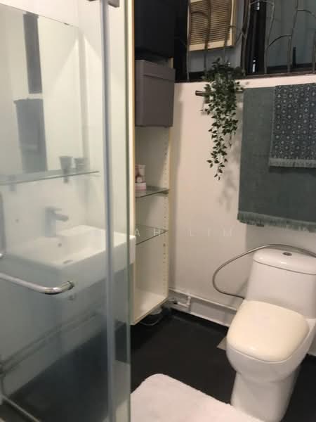 East Coast, Telok Kurau Road, 4 Bedrooms, 1,302 sqft, Walk-up Apartment For Sale, by Sarah Lim, 500181107 - Bathroom - PropertyGuru.com.sg