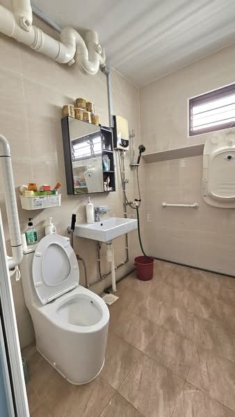 723 Jurong West Avenue 5, 723 Jurong West Avenue 5, 4 Bedrooms, 1,302 sqft, HDB Flat For Sale, by Grace Teo, 500181151 - Bathroom - PropertyGuru.com.sg